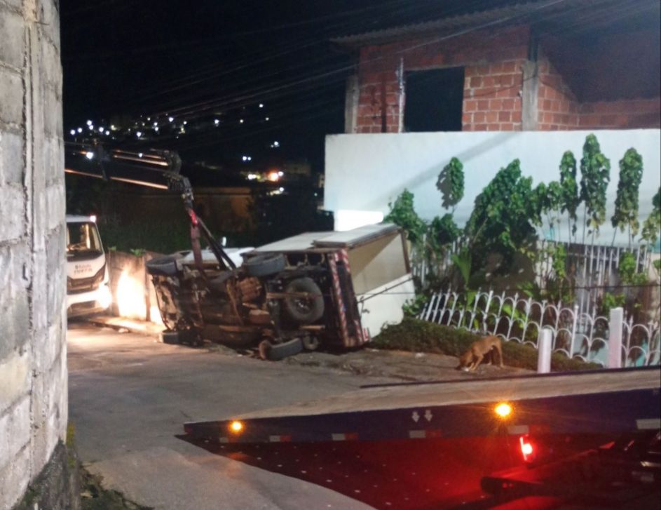 Caminhonete que transportava queijo perde freio e atinge residência na Rua dos Ferroviários em Santos Dumont
